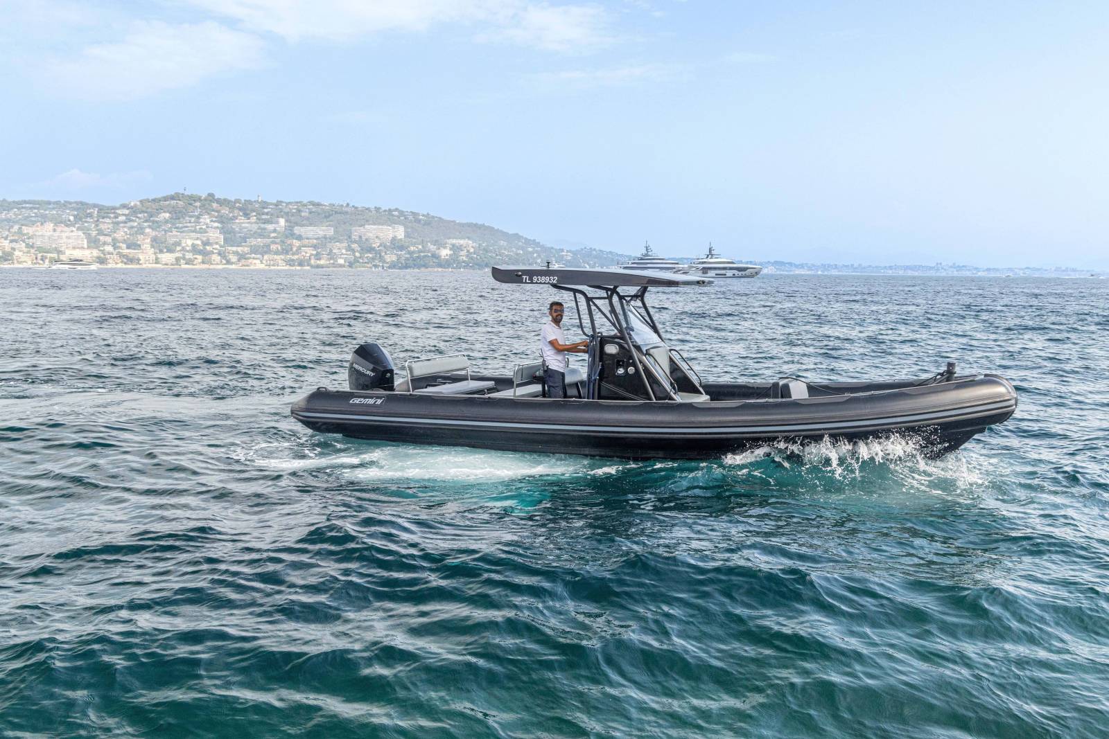 SERVICE TENDER POUR YACHT AU MOUILLAGE