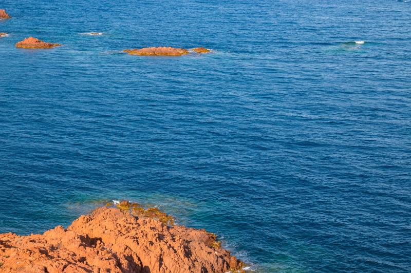 Balade en bateau à destination des calanques de l'Estérel au départ de Monaco et Cannes