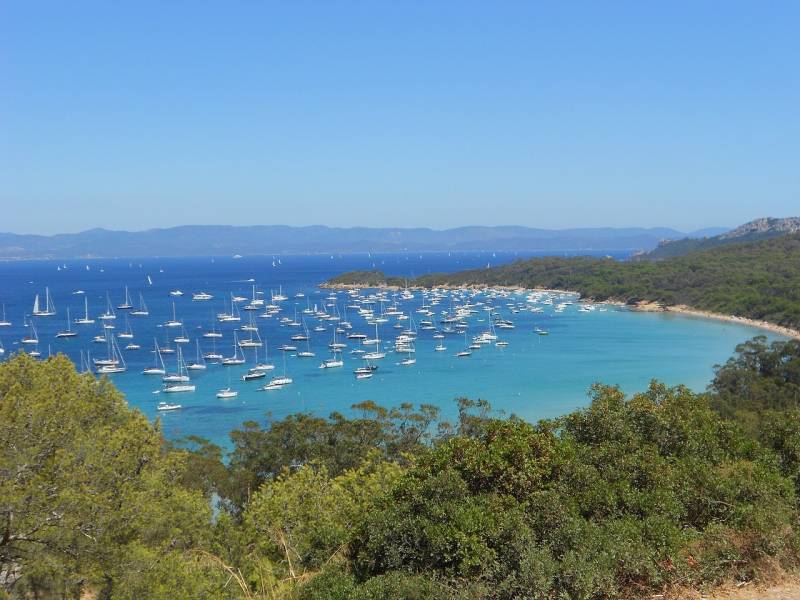 Organiser un week-end à Porquerolles dans le Var avec location de bateau avec skipper