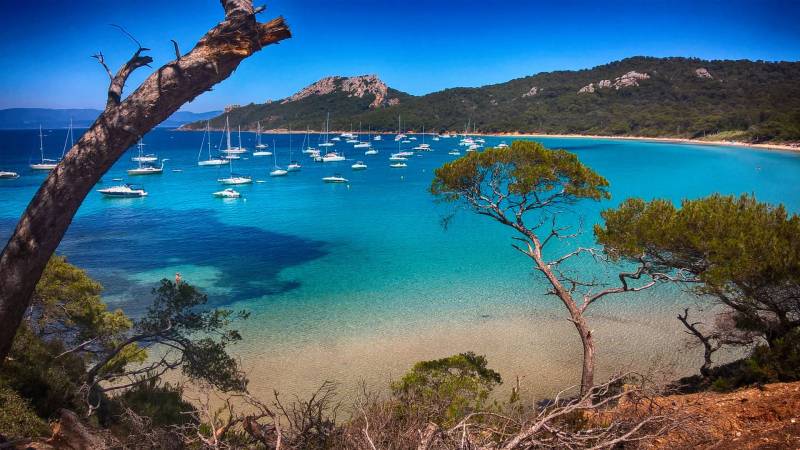 EXPLOREZ LES ILES DE PORQUEROLLES EN BATEAU AU DEPART DE SAINT TROPEZ  & MONACO